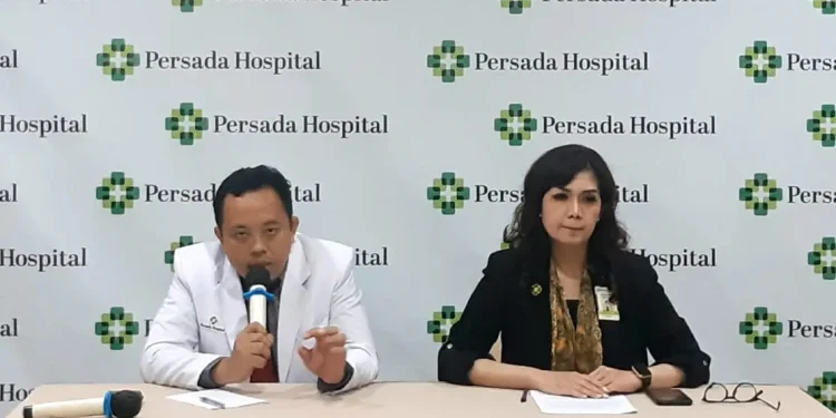 Sub Komite Etik dan Disiplin Persada Hospital Malang, dr Galih Indradita menyampaikan keterangan resmi. (Foto/M Sholeh)