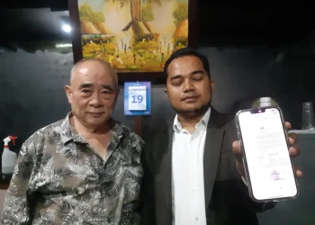 Kakek di Kota Malang, Otje Suandito didampingi kuasa hukumnya menanti keadilan usai diduga mengalami penganiayaan oknum pengacara. (Foto/M Sholeh)
