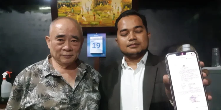 Kakek di Kota Malang, Otje Suandito didampingi kuasa hukumnya menanti keadilan usai diduga mengalami penganiayaan oknum pengacara. (Foto/M Sholeh)