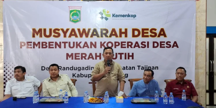 Sekretaris Menteri Koperasi RI, Ahmad Zabadi saat memberikan pemaparan di Desa Randugading. Foto: Aisyah Nawangsari Putri