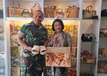 Siti Matdrika dan suaminya menunjukkan produk-produk Sanggar Kreasi Mamalya. Foto: Aisyah Nawangsari Putri
