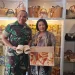 Siti Matdrika dan suaminya menunjukkan produk-produk Sanggar Kreasi Mamalya. Foto: Aisyah Nawangsari Putri