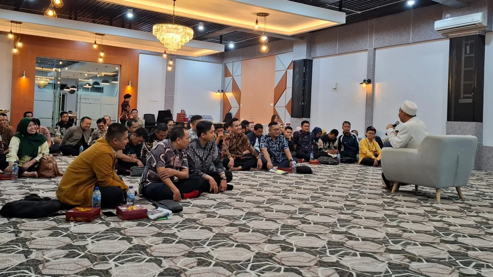 Mendengarkan tausiyah sebagai siraman rohani. Foto: Aisyah Nawangsari Putri