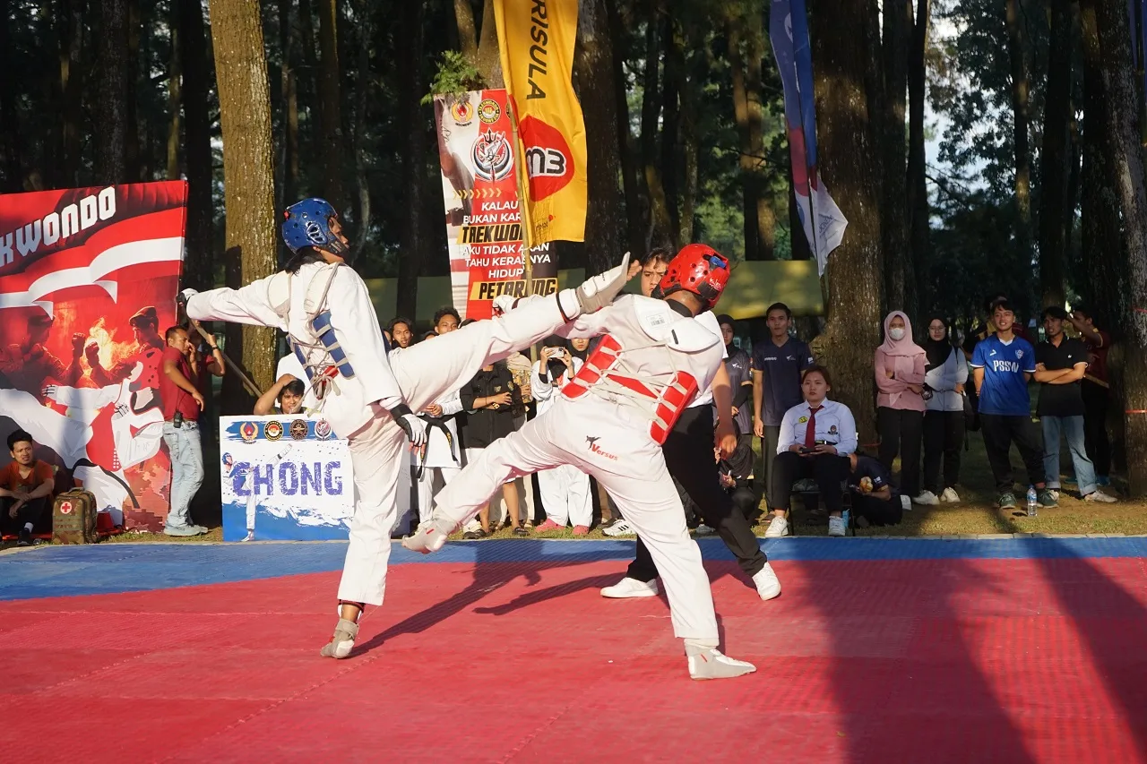 Peserta sedang berlaga dalam kejuaraan Taekwondo Seroja Cup 2025. Foto/dok