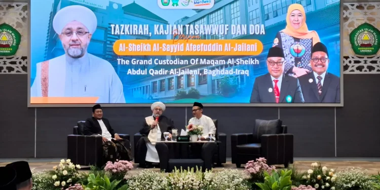 Al-Sheikh Afeefuddin Al-Jailani, ulama asal Irak saat menjadi pembicara tazkirah dan kajian tasawuf di Unisma. Foto: Azmy