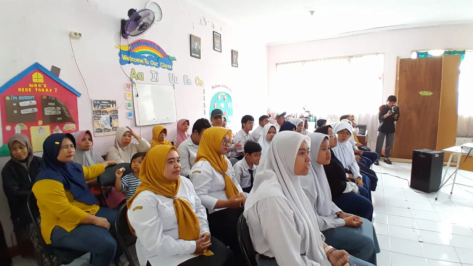 Peserta didik menyimak pemaparan nara sumber.