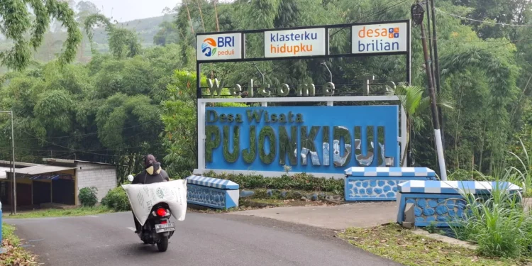 Tugu selamat datang, Desa Pujon Kidul