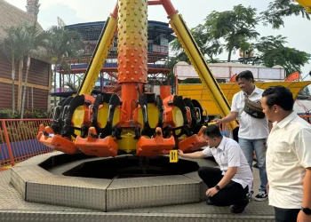 Polisi olah TKP di Wahana Pendulum Jatim Park 1