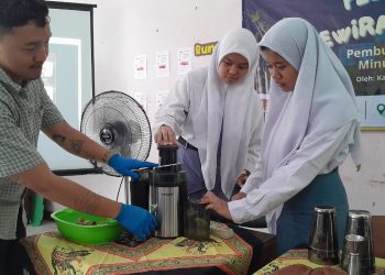 Para siswa belajar ketrampilan berwirausaha