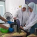 Para siswa belajar ketrampilan berwirausaha