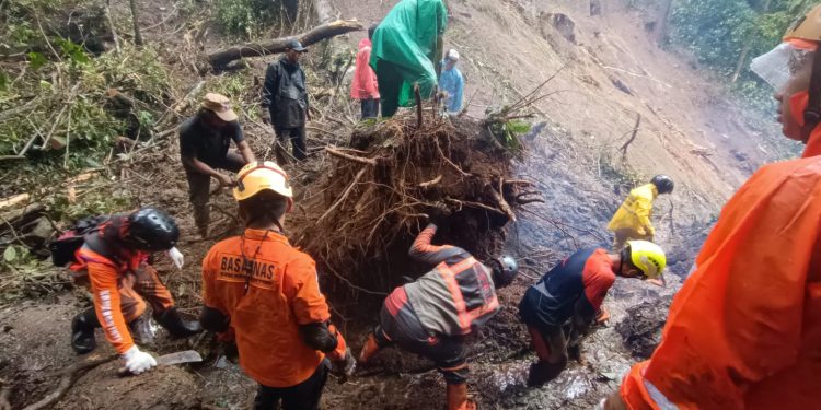 Petugas BPBD dan Polres Batu juga ikut membantu penanganan longsor di Jalur Cangar-Pacet. Foto: BPBD Kota Batu