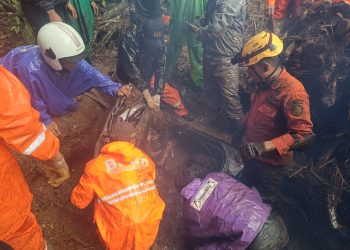 evakuasi korban Longsor cangar-pacet