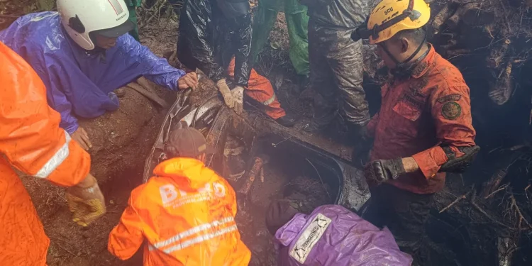 evakuasi korban Longsor cangar-pacet