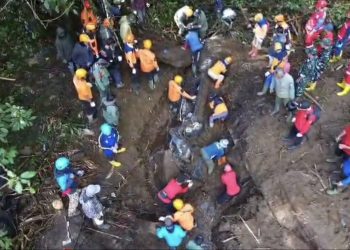 Evakuasi korban longsor Cangar-Pacet