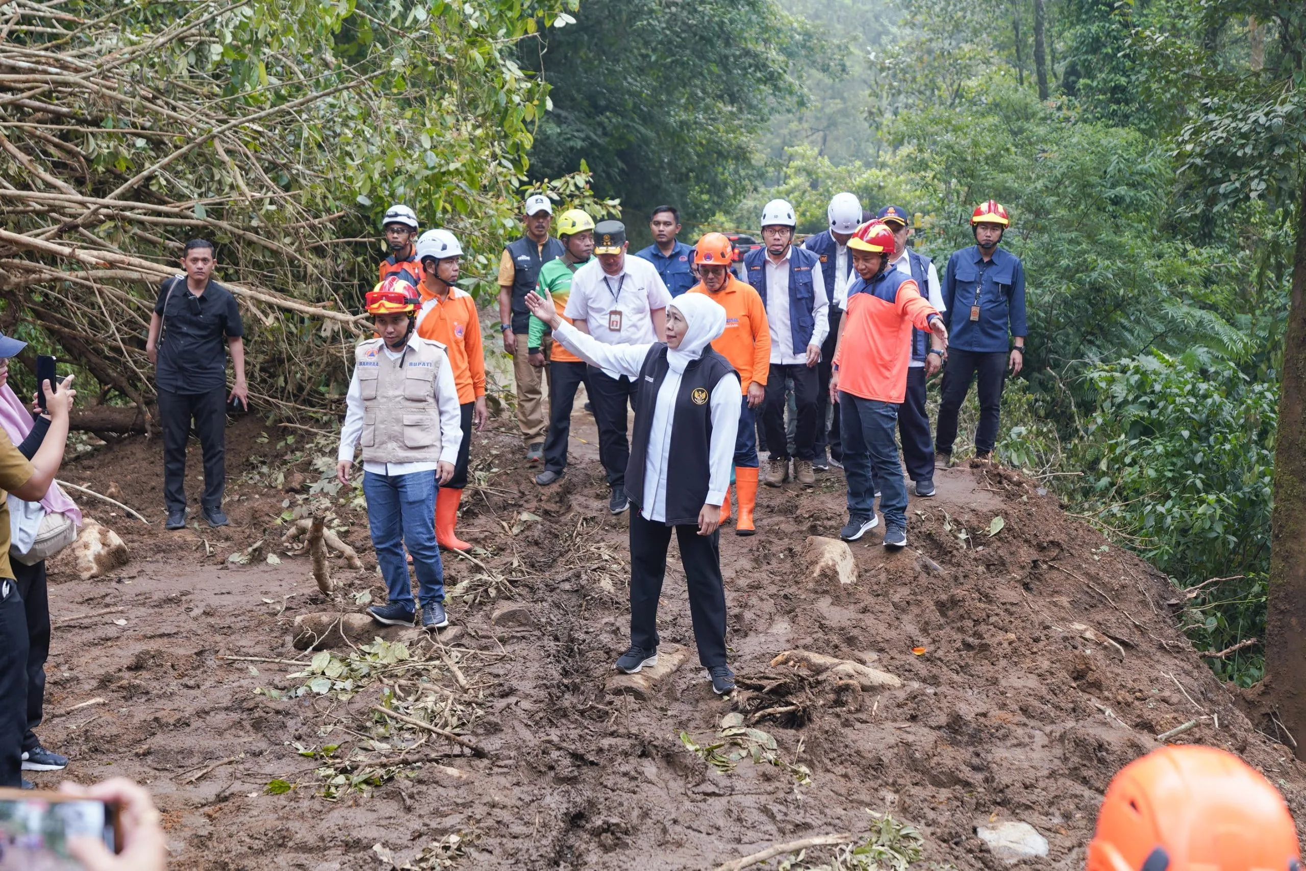 Khofifah tinjau longsor Cangar-Pacet