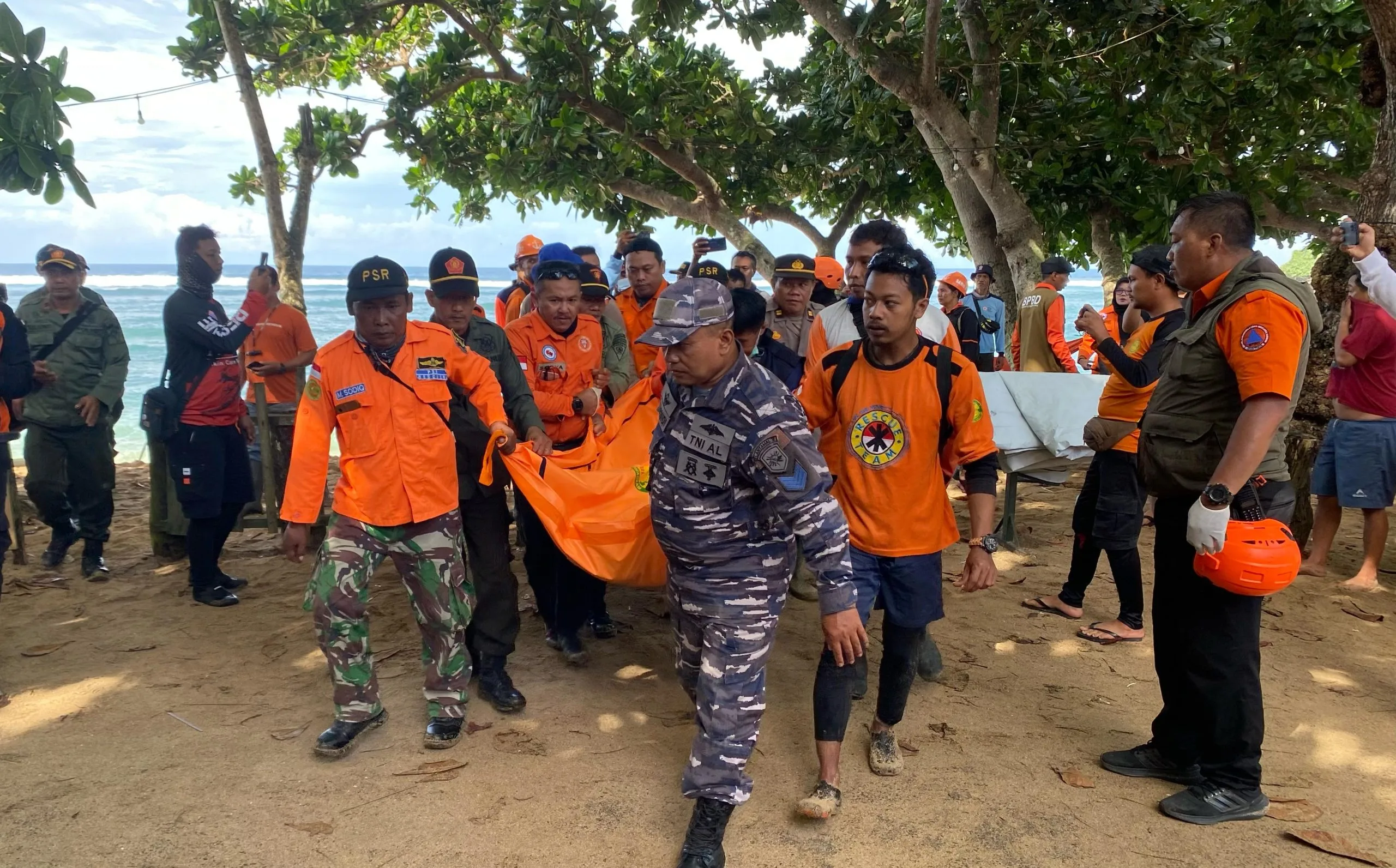 TIm SAR gabungan membawa jenazah korban.