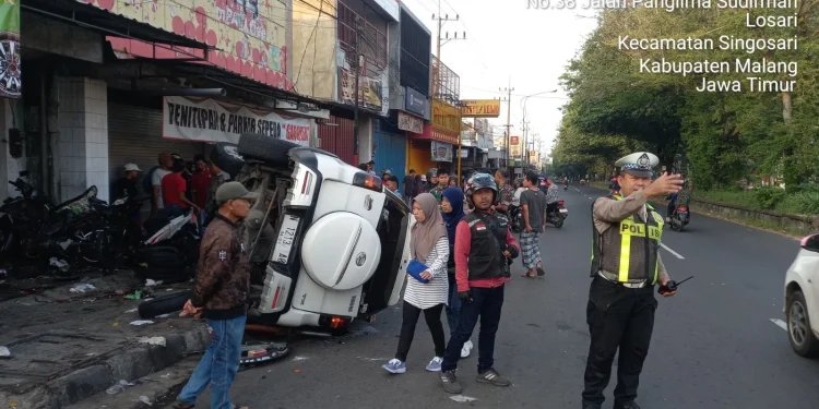Mobil oleng tabrak ruko