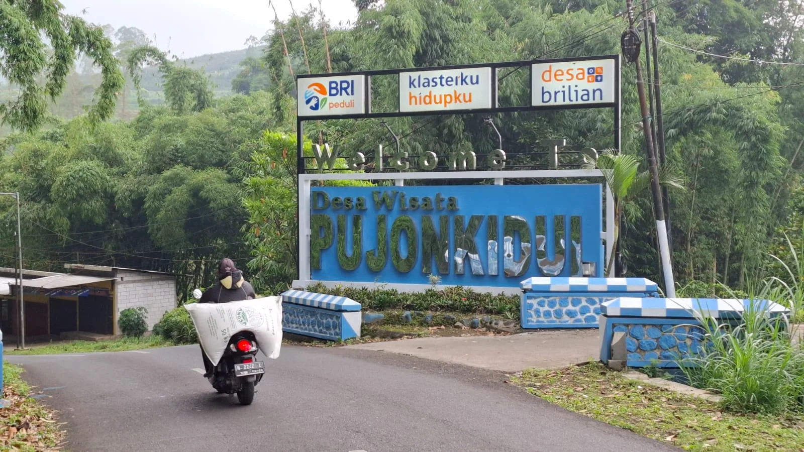 Tugu selamat datang di Desa Pujon Kidul yang dibangun berkat CSR BRI Peduli. Foto: Aisyah Nawangsari Putri
