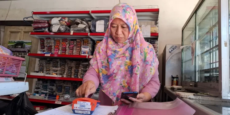 Agen BRILink Nurul Farida membantu nasabah transfer uang dan mewaspadai penipuan. Foto: Aisyah Nawangsari Putri