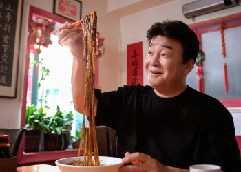 Paik Jong Won dalam Jjajangmyeon Rhapsody, salah satu serial Netflix. Foto: Netflix