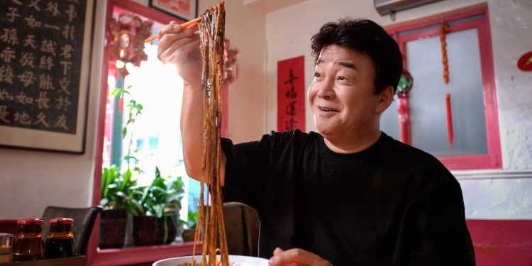 Paik Jong Won dalam Jjajangmyeon Rhapsody, salah satu serial Netflix. Foto: Netflix