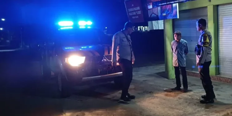 Penggunaan lampu biru atau rotator pada kendaraan dinas. (Foto: Twitter/@PolsekPringkuku)