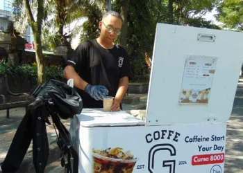 Salah satu barista kopi keliling yang sering mangkal di Jalan Veteran Kota Malang. /Foto: Tugumalang.id/Bagus Rachmad Saputra.