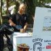 Salah satu barista kopi keliling yang sering mangkal di Jalan Veteran Kota Malang. /Foto: Tugumalang.id/Bagus Rachmad Saputra.