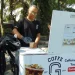 Salah satu barista kopi keliling yang sering mangkal di Jalan Veteran Kota Malang. /Foto: Tugumalang.id/Bagus Rachmad Saputra.