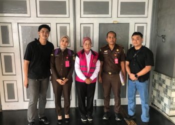 Terpidana Rini Puji Astuti (tengah) usai ditangkap Kejari Kabupaten Malang. Foto: Kejari Kabupaten Malang