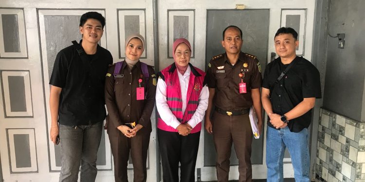 Terpidana Rini Puji Astuti (tengah) usai ditangkap Kejari Kabupaten Malang. Foto: Kejari Kabupaten Malang