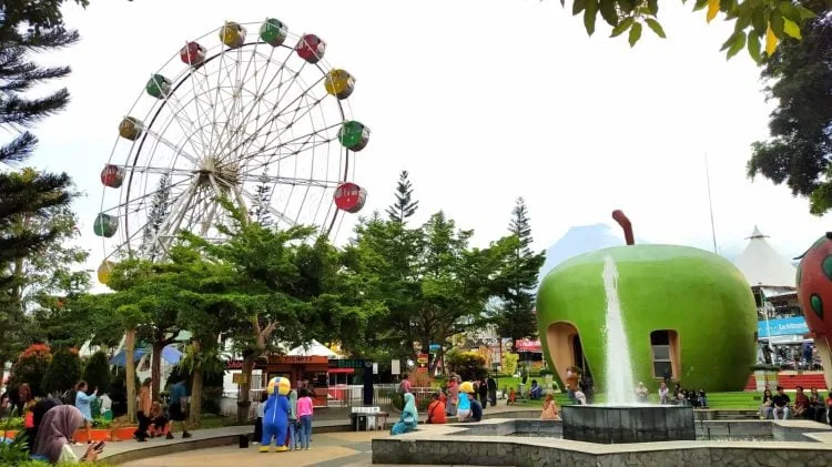 Bianglala alun-alun Kota Batu
