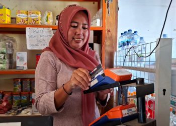 Agen BRILink, Siti Mukharromah membantu santri pondok melakukan transaksi keuangan. Foto: Aisyah Nawangsari Putri