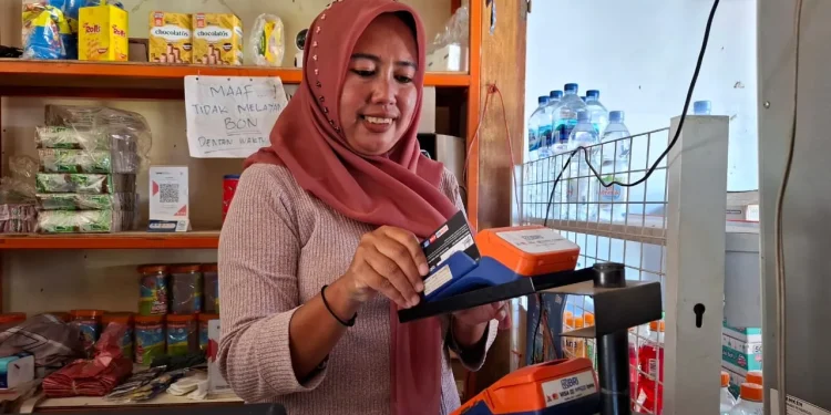 Agen BRILink, Siti Mukharromah membantu santri pondok melakukan transaksi keuangan. Foto: Aisyah Nawangsari Putri