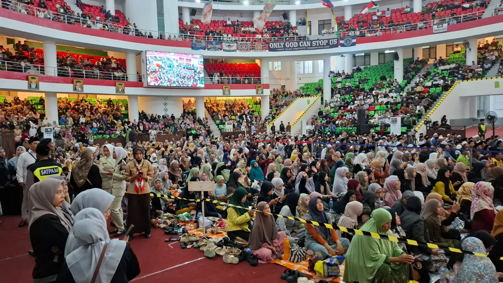 Ribuan jamaah sambut Gus Iqdam dalam Unisma Bershalawat. Foto: Azmy