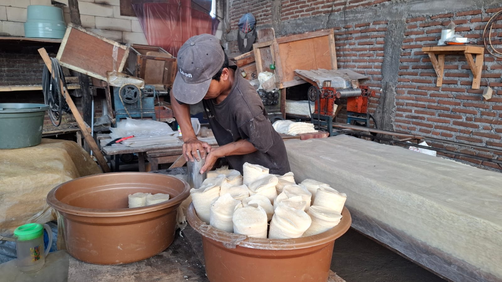 Proses mencetak adonan keripik. Foto: Aisyah Nawangsari Putri