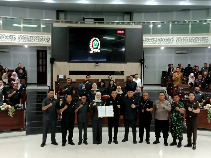 Wali Kota Malang, Wahyu Hidayat menerima dokumen persetujuan LKPJ 2024 dari DPRD Kota Malang. (Foto/M Sholeh)