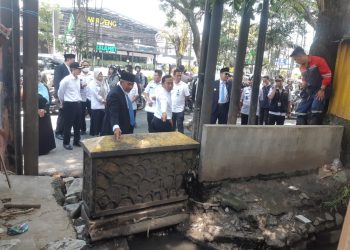 Wali Kota Malang, Wahyu Hidayat saat melakukan tinjauan lokasi rencana pembangunan drainase di kawasan Suhat. (Foto/M Sholeh)