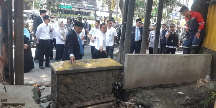 Wali Kota Malang, Wahyu Hidayat saat melakukan tinjauan lokasi rencana pembangunan drainase di kawasan Suhat. (Foto/M Sholeh)