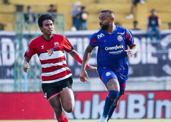 Laga seru bertajuk Derby Jatim antara Arema FC vs Madura United tersaji di laga tunda pekan ke-28 BRI Liga 1 2024/2025, Kamis (24/4/2025). /Foto: Instagram @aremafcofficial.