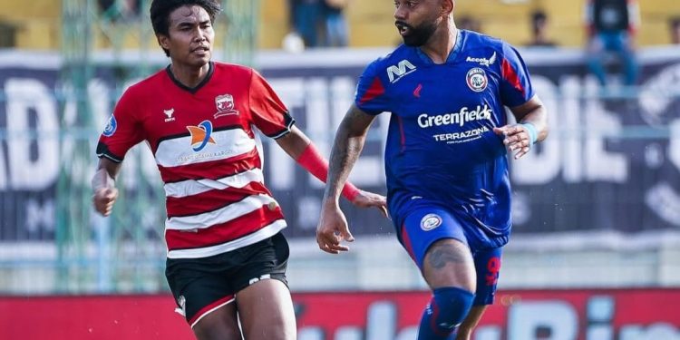 Laga seru bertajuk Derby Jatim antara Arema FC vs Madura United tersaji di laga tunda pekan ke-28 BRI Liga 1 2024/2025, Kamis (24/4/2025). /Foto: Instagram @aremafcofficial.