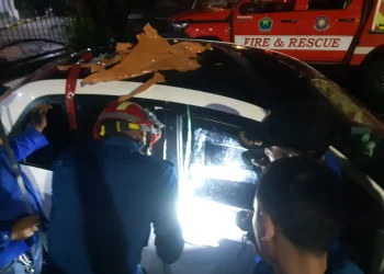 Petugas damkar membantu membukakan pintu mobil warga Kota Malang yang terkunci dari dalam. (Foto/dok.)