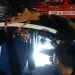Petugas damkar membantu membukakan pintu mobil warga Kota Malang yang terkunci dari dalam. (Foto/dok.)