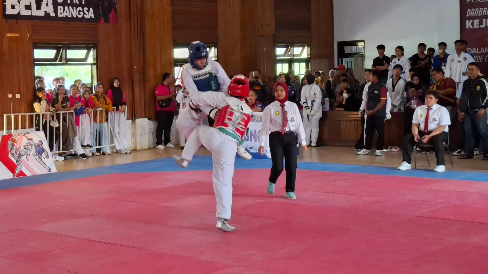 Atlet bertanding di Kejuaraan Taekwondo Seroja Cup 2025. Foto: Aisyah Nawangsari Putri