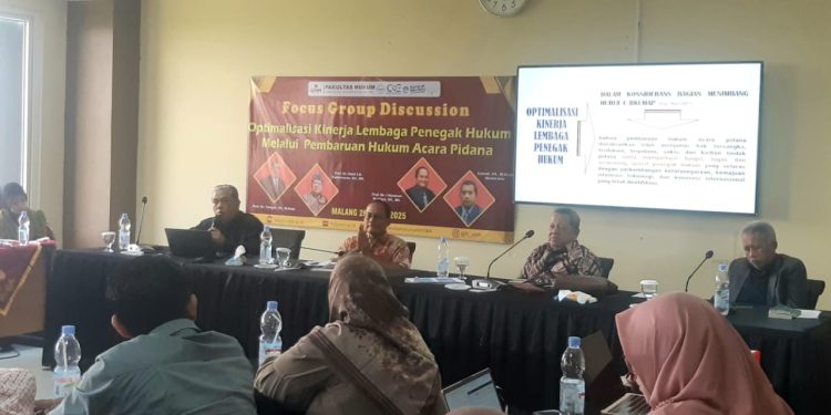 Dekan Fakultas Hukum UMM, Prof Tongat mengisi materi FGD di kampus UMM. (Foto/M Sholeh)