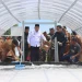 Bupati Malang, Sanusi saat memanen garam di Pantai Modangan. Foto: Pemkab Malang