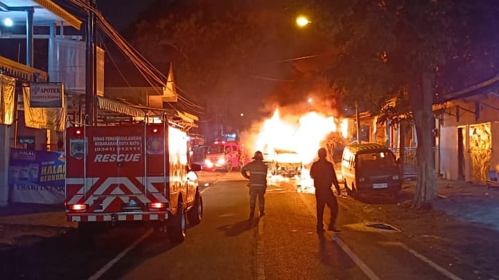 Kebakaran mobil angkot di Kota Batu diduga bawa BBM ilegal. Foto : Istimewa