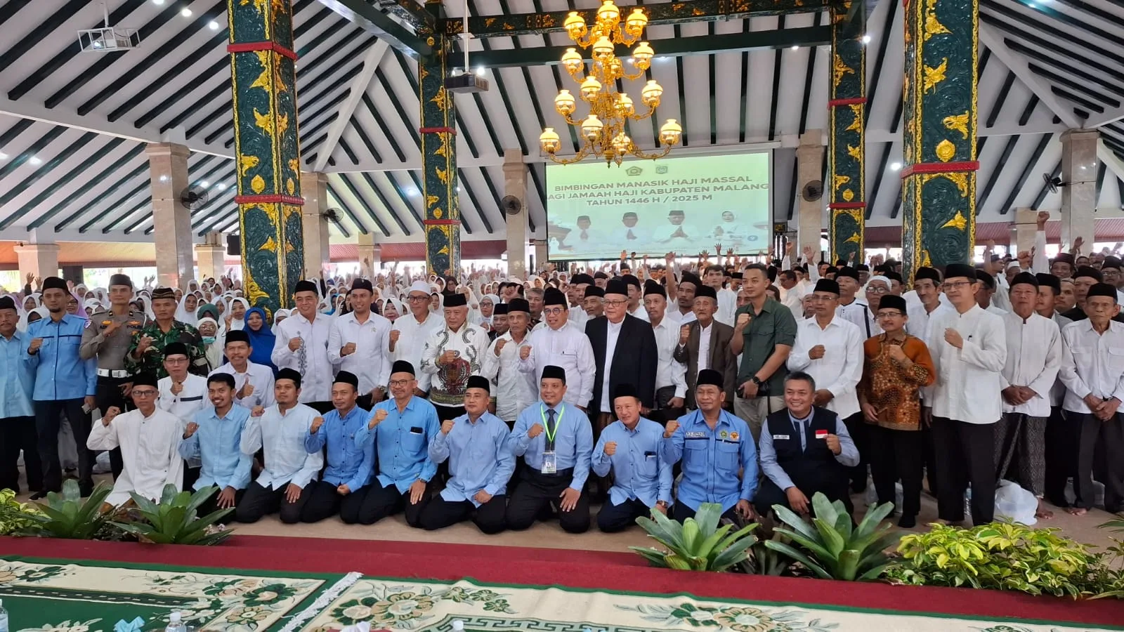 Foto bersama Bupati Malang, Sanusi bersama CJH dari Kabupaten Malang. Foto: Aisyah Nawangsari Putri