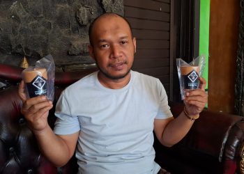 Husen menunjukkan produk gelas yang bisa dimakan atau edible cup, Gelas A. Foto: Aisyah Nawangsari Putri