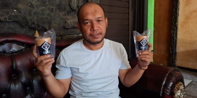 Husen menunjukkan produk gelas yang bisa dimakan atau edible cup, Gelas A. Foto: Aisyah Nawangsari Putri